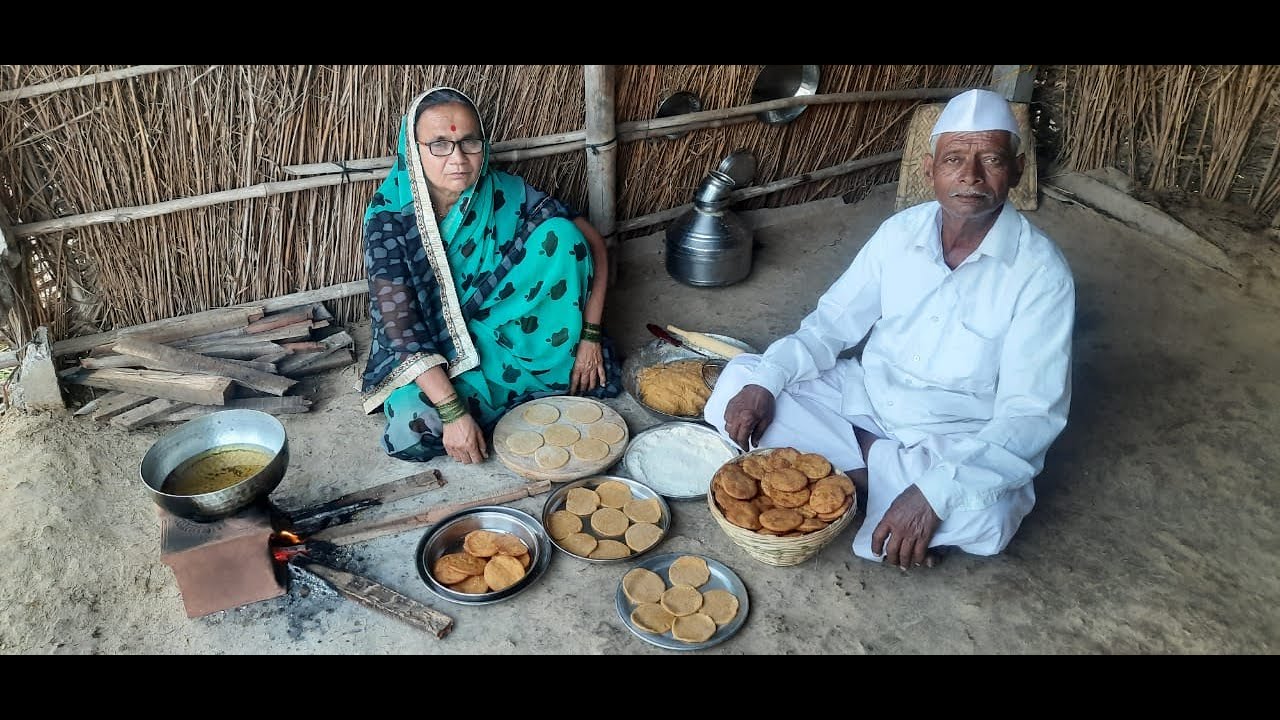 ओटाने खाता येईल अशी मऊ लुसलुशीत , टमटमीत फुगणाऱ्या भोपळ्याच्या घारगे | Sweet Pumpkin Poori