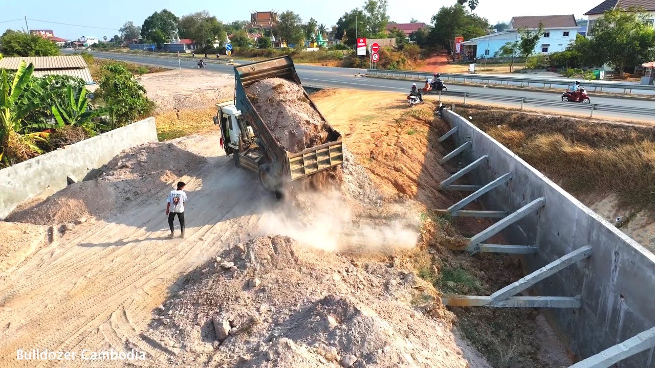 New project just started pouring soil from the side of the road ASEAN in a box with 5 ton trucks