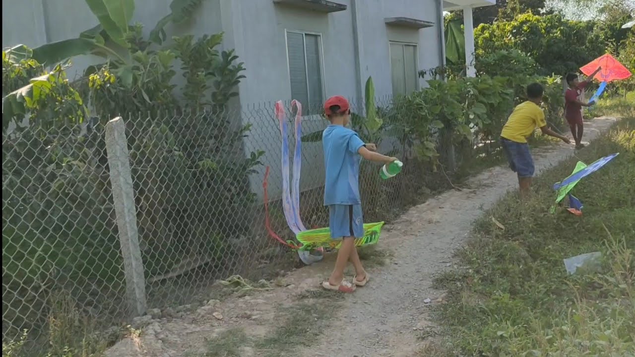 Hôm nay trời có gió nhiều | nên tiếp tục rũ mấy ông anh cùng tụi nhỏ thả diều cho vui | Fly A Kite .
