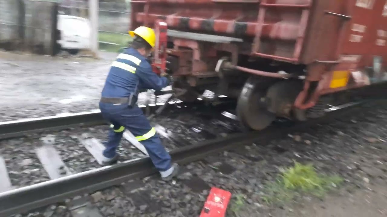 Así Se coloca el Aparato Fin de Tren esto lo Hacen todos los Ferrocarriles🚂👨‍🔧🔴