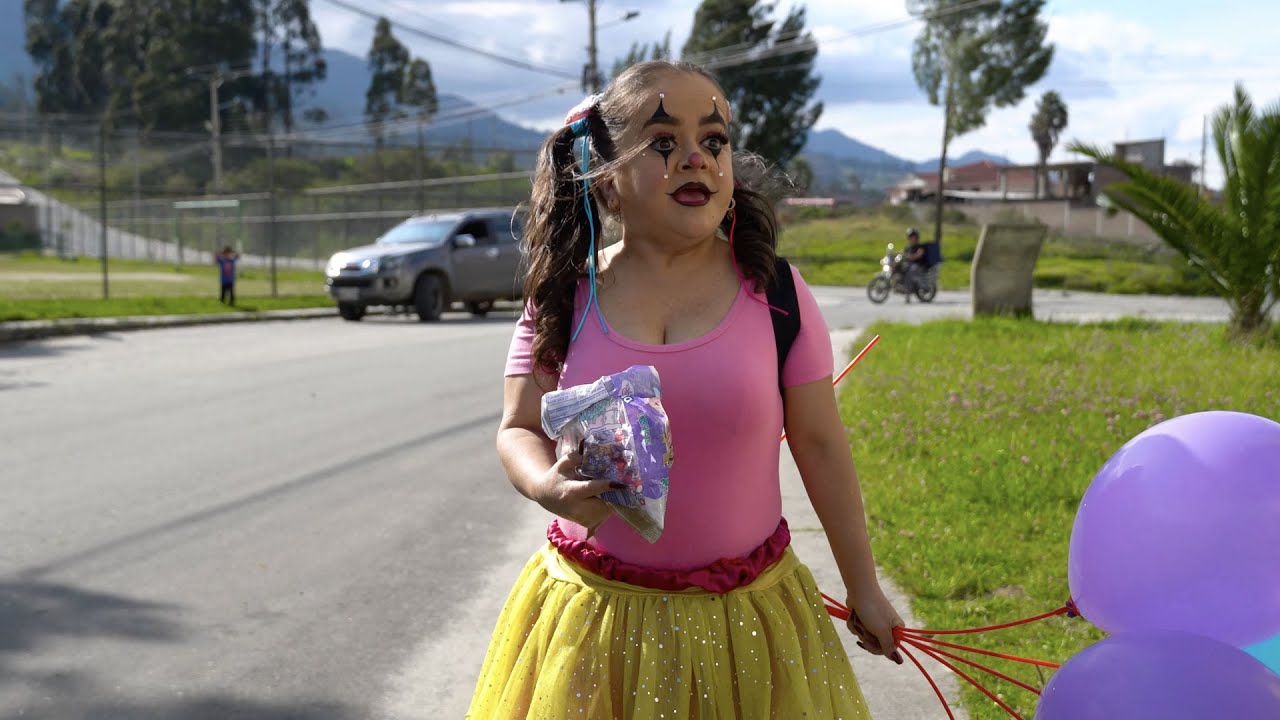 Se avergonzaba de su madre por ser payasita sin pensar que le llegaría a pasar esto