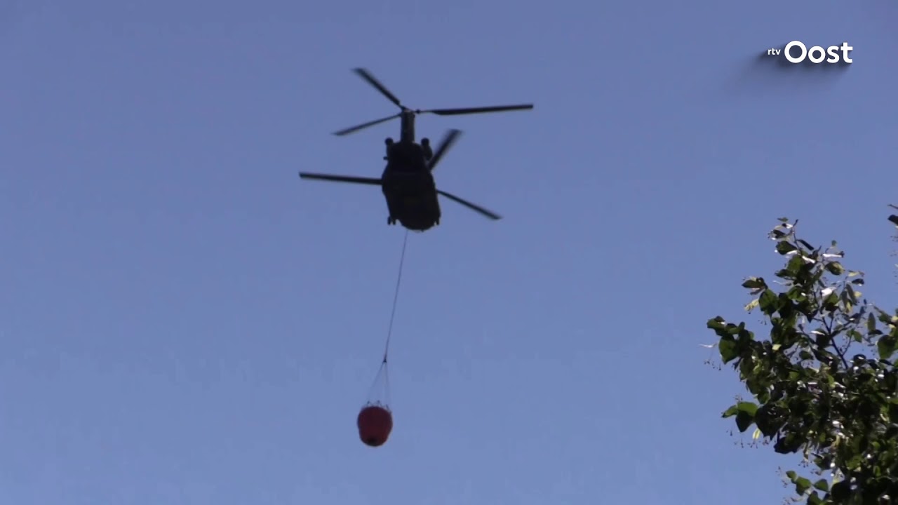 Chinook loost 10.000 liter water per keer op afvalbrand