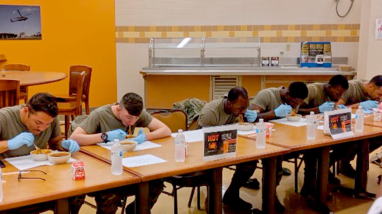 미군부대 핵불닭볶음면 대회ㅋㅋㅋ 외국인 먹방ㅣ FIRE NOODLE CHALLENGE IN US ARMY DFAC I 미군일상