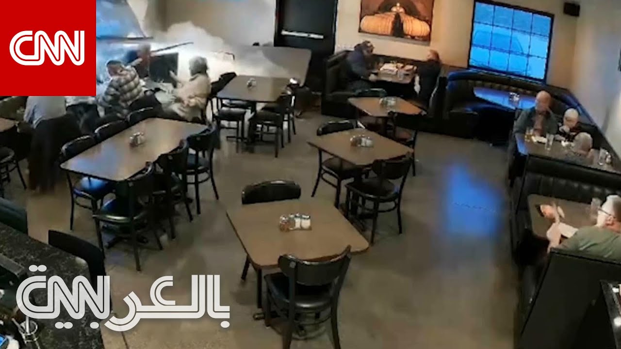 شاهد ما حدث لرواد مطعم بيتزا بعد اختراق شاحنة جدار المبنى