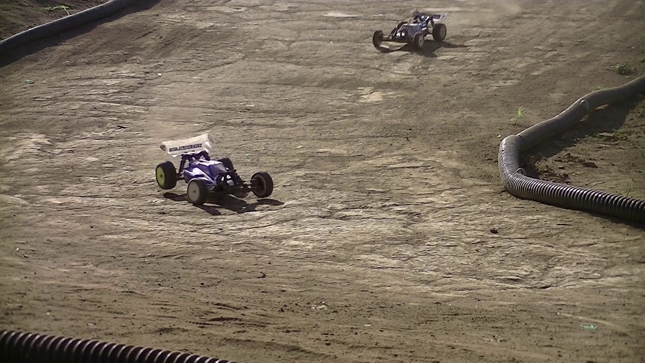 a few second moment of Associated B6.1 and kyosho RB6.6