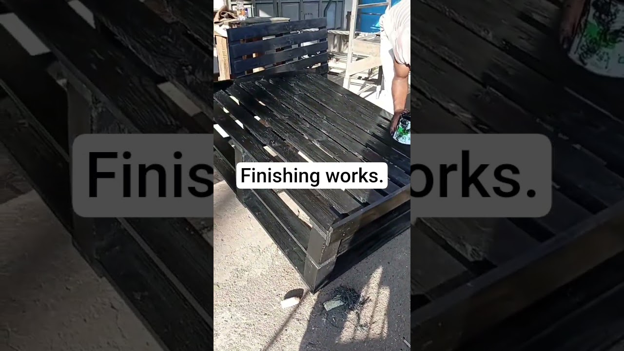 apply evenly the black paint on the pallet wood for a better finishing #finishingonpallets #diy #bed