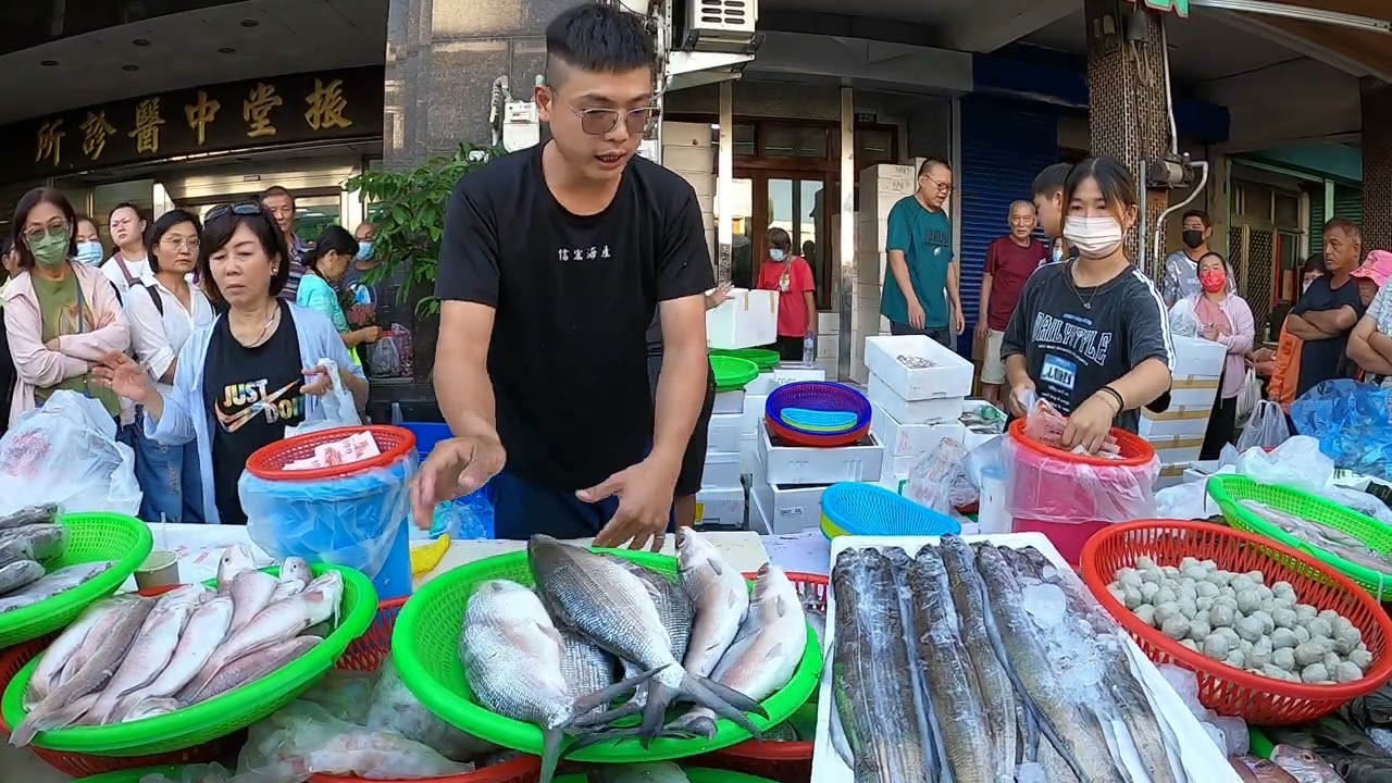 旗魚一塊400 客人說上次一塊300 帥兒子說那妳上次要多買一點 #中彰海王子 #烏日火車站 #海鮮叫賣 #海鮮拍賣