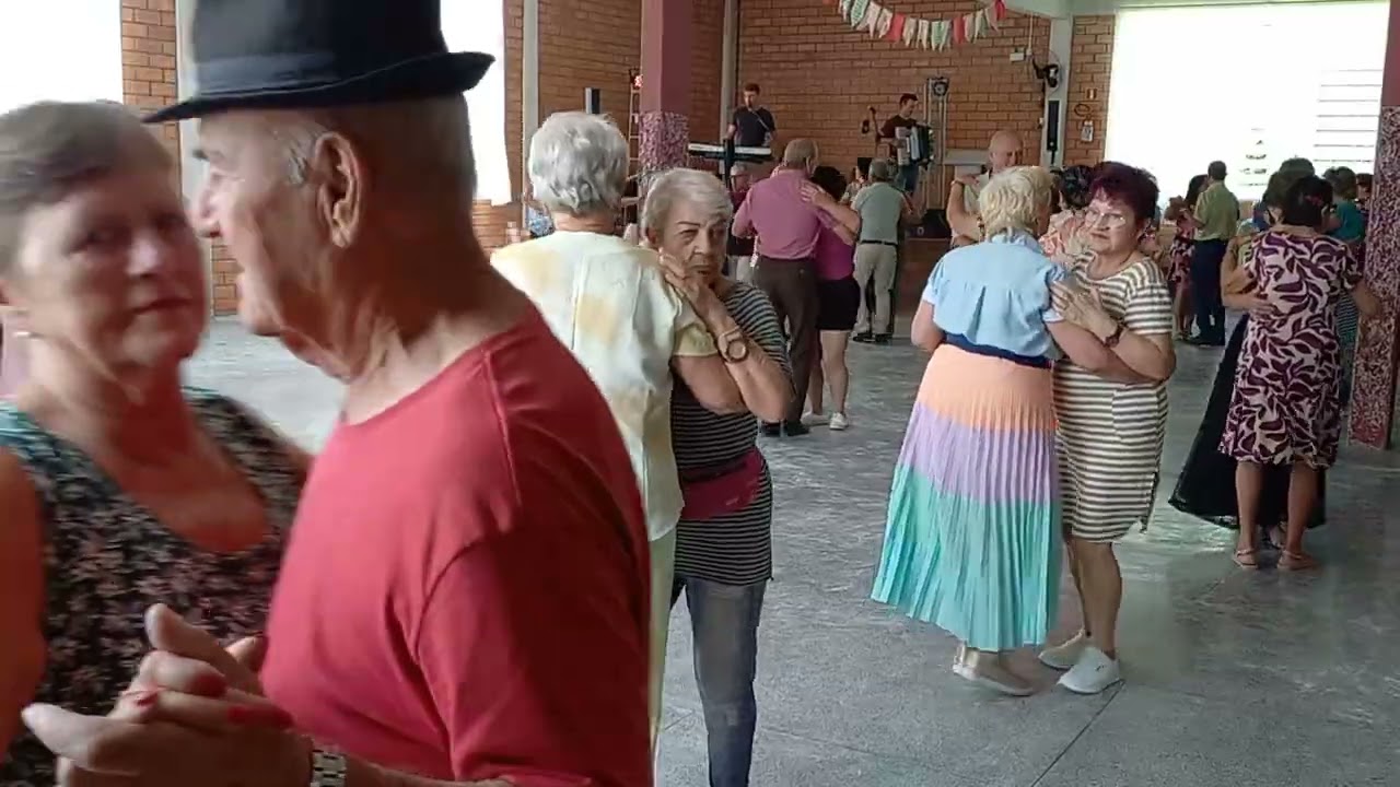 Muito animada a tarde dançante no bairro Santana de Rio do Sul com Banda essência 