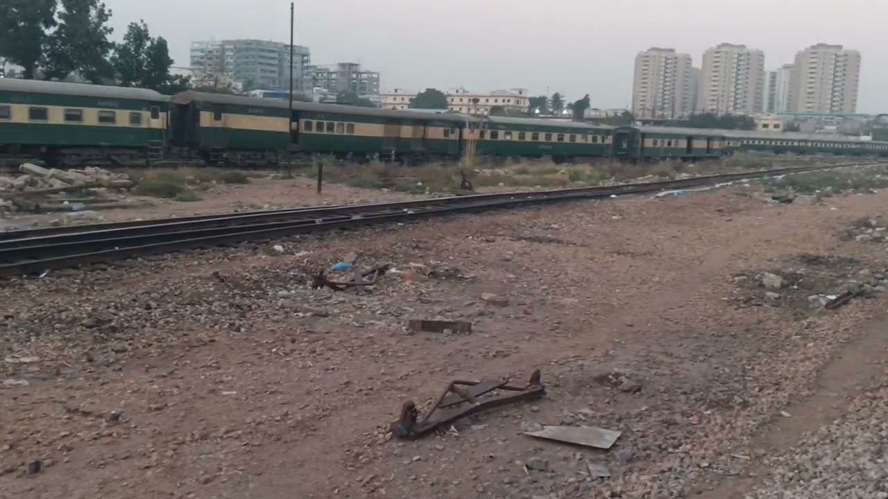 کراچی سے لاہور والی علامہ اقبال  ایکسپریس کراچی کینٹ اسٹیشن کے پلیٹ فارم نمبر ایک سے روانہ ہو رہی ہے