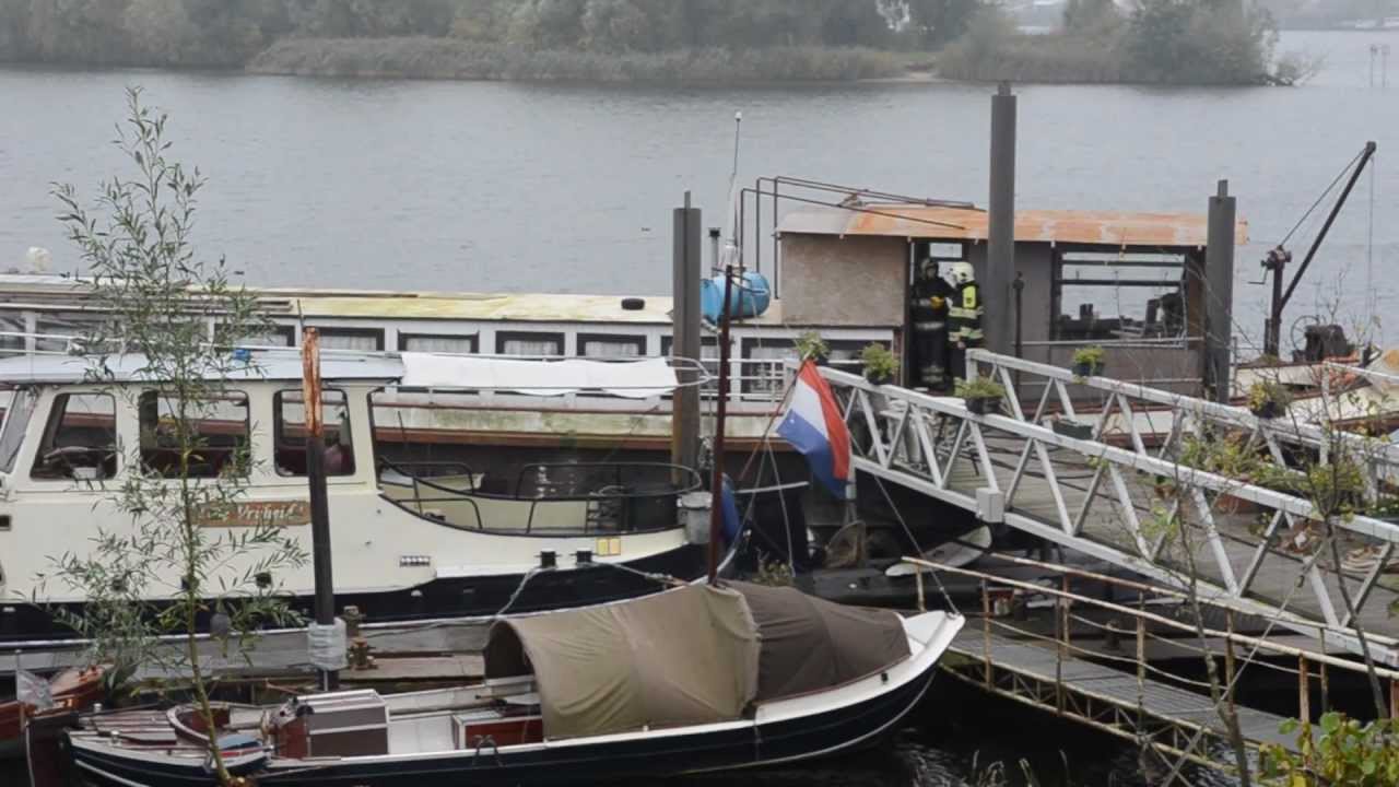 Brand op woonark in Poederoijen