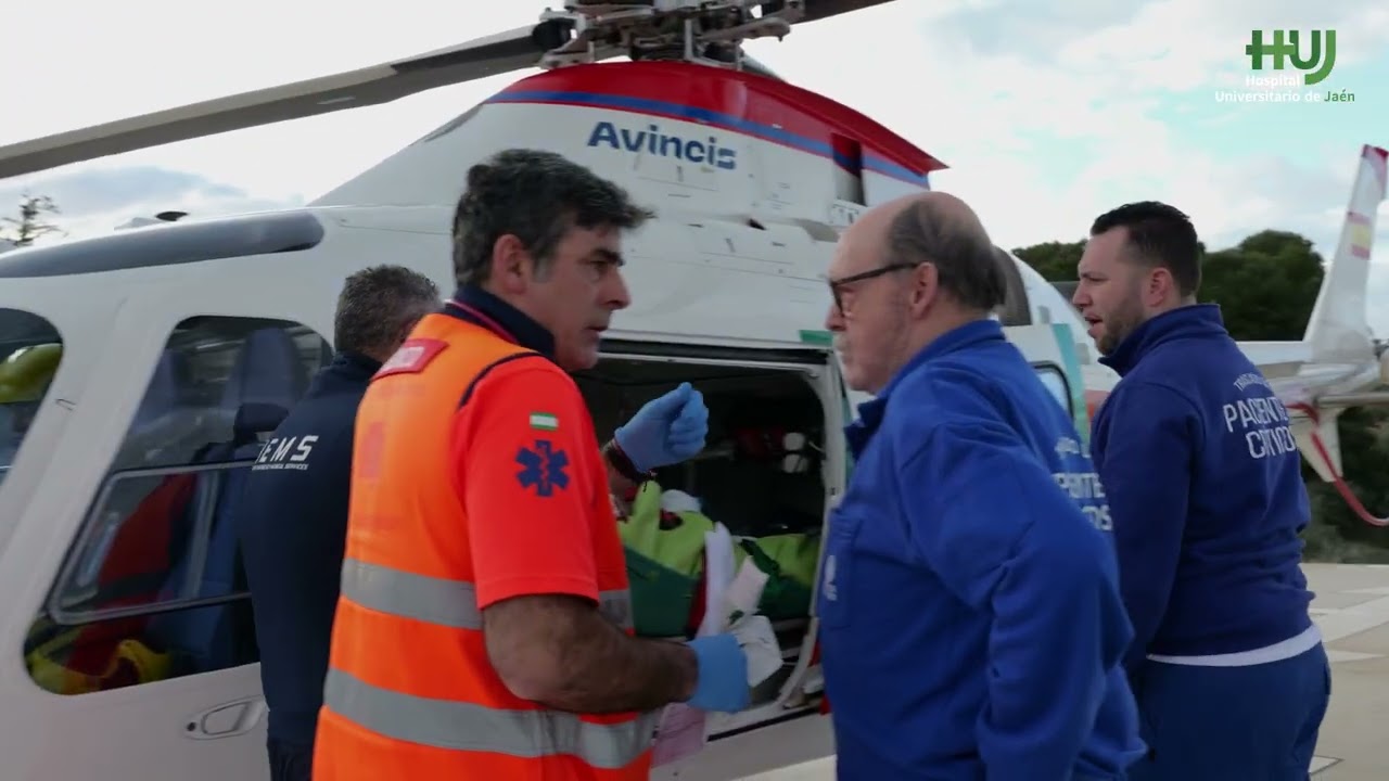 Transferencia de paciente del helicóptero 061 al Hospital Neurotraumatológico de Jaén