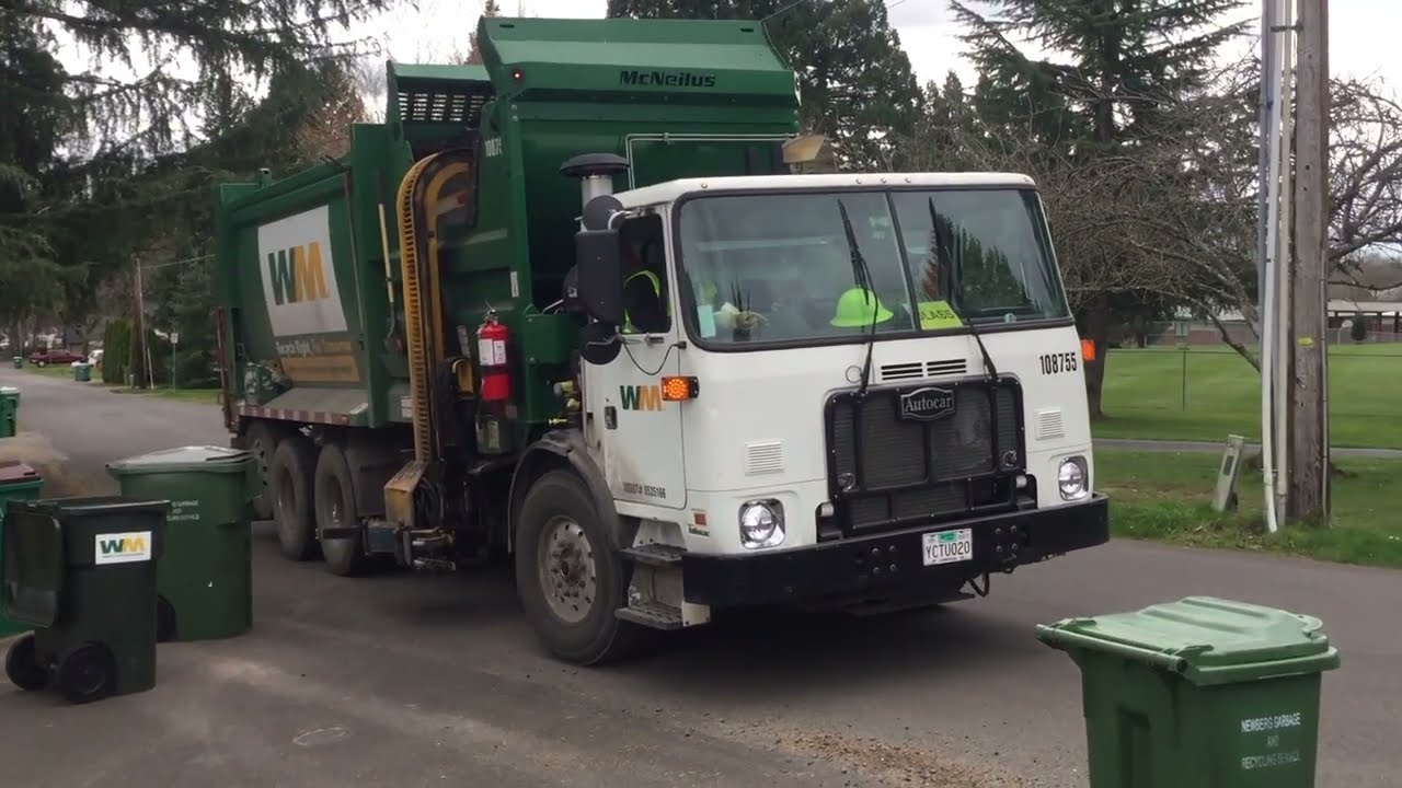 WM Newberg Oregon - Autocar ACX Mcneilus ZR Collecting Recycling!