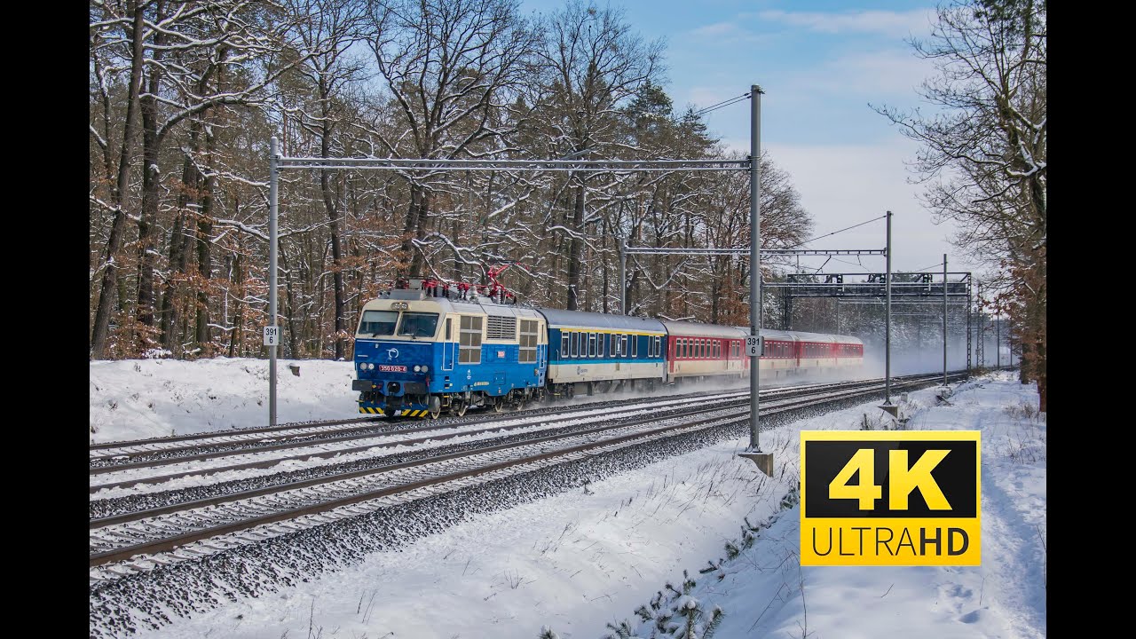 Vlaky v zimě u zastávky Praha Klánovice dne 11.2.2021