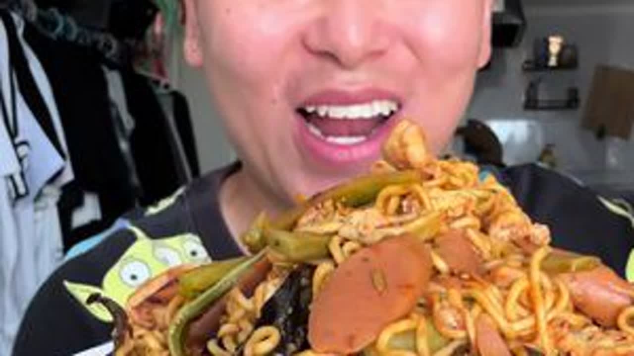 如果你觉得太累了， 就关灯睡一觉 ，不要太责怪自己， 我知道你也是很努力，才走到现在， 你已经很棒了！加油#美食 #妈呀太香了 #太解馋了 #吃货的日常 #吃面