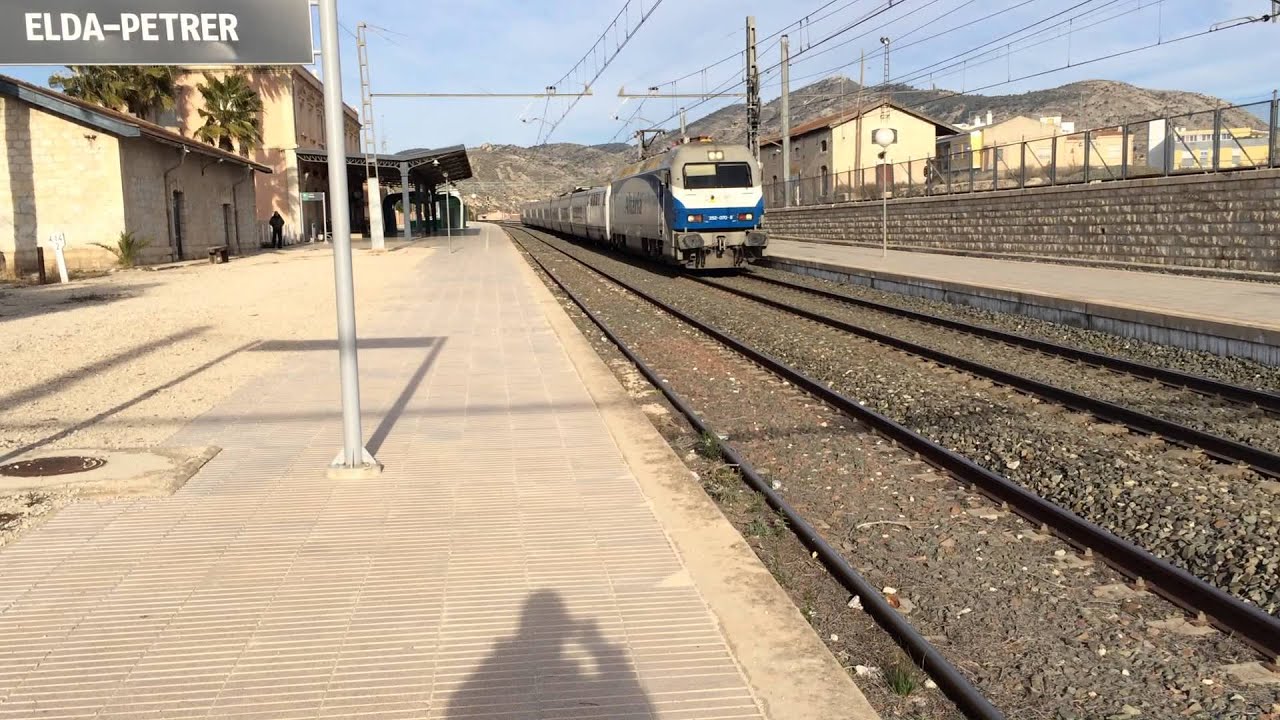 Tren Talgo (01111) Barcelona-Alicante con locomotora 252-070-8 Altaria.