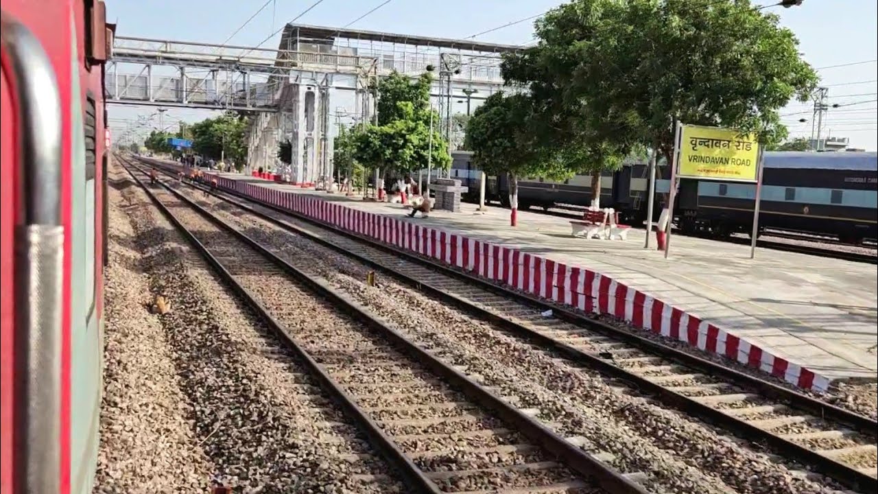 SMVD Katra Kanyakumari Himsagar Express crossing Vrindavan Road !!
