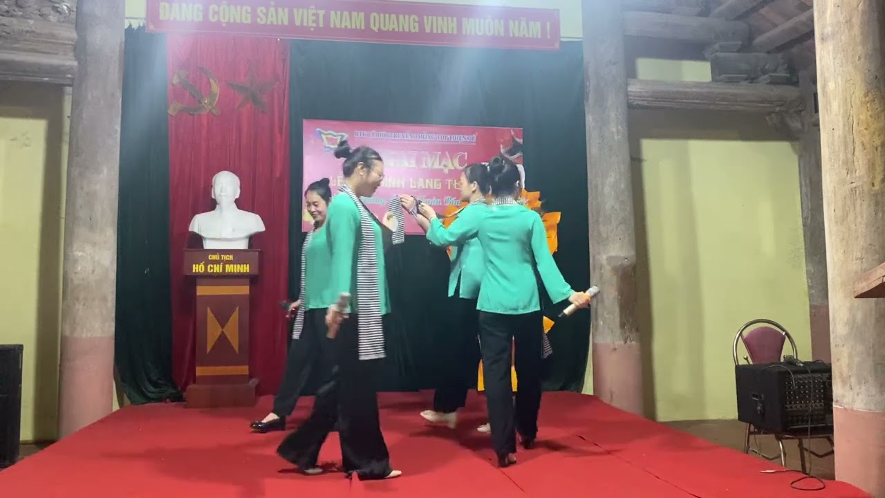 Tốp nữ Đôi dép Bác Hồ