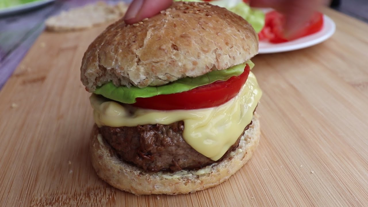 خبز البرغر بعجينة هشّة 🍔 وصفة صحية و رائعة تسعد الصّغار و الكبار   Pain burger à la farine complète