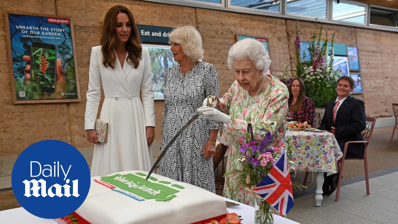 Queen ignores advice and chooses sword over knife to slice cake