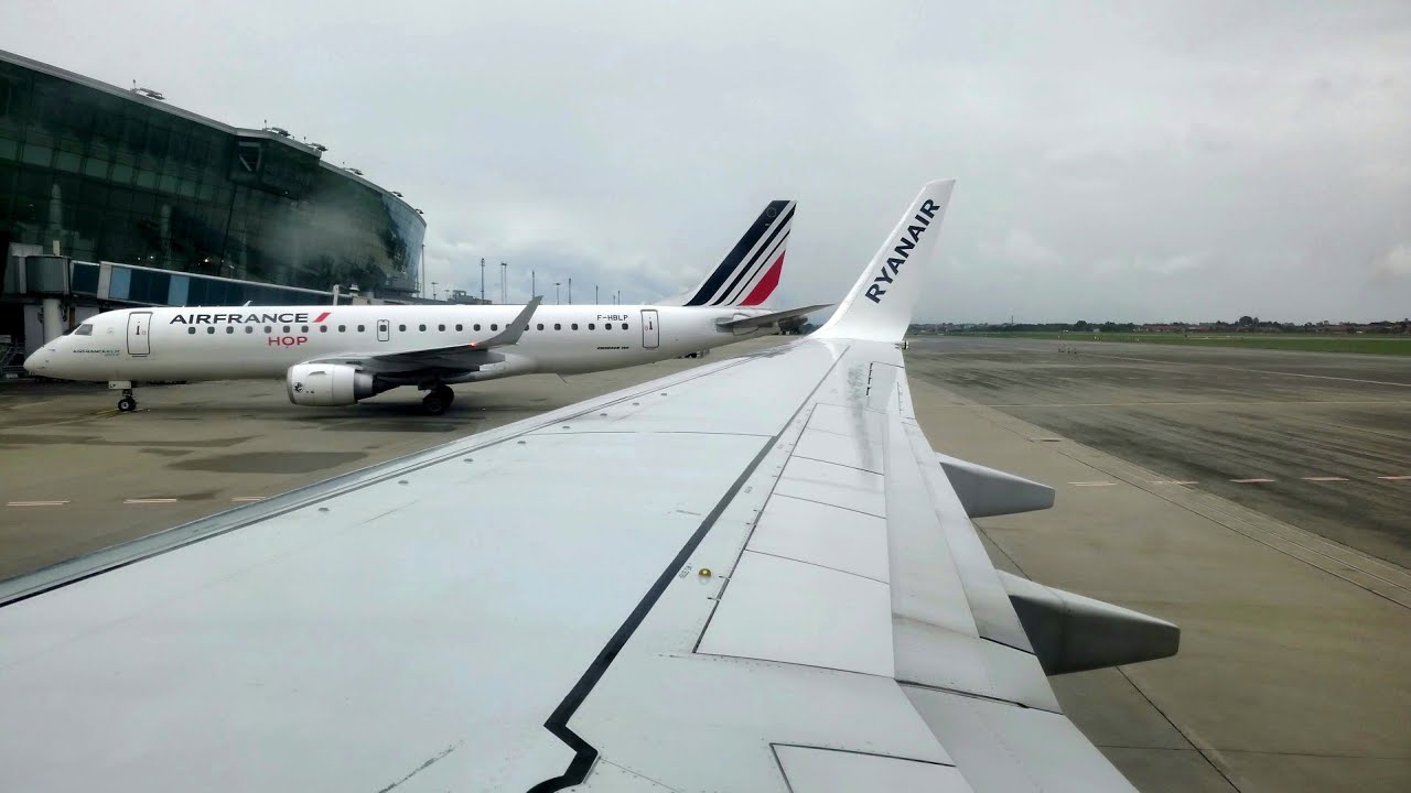 Cloudy takeoff from Turin Castelle Airport | 737-800
