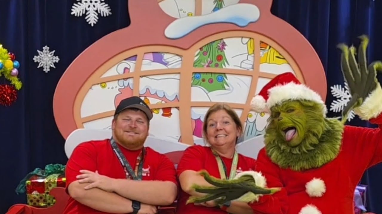 Встреча с Гринчем, Максом и Сантой — праздничный тур по Universal Orlando.