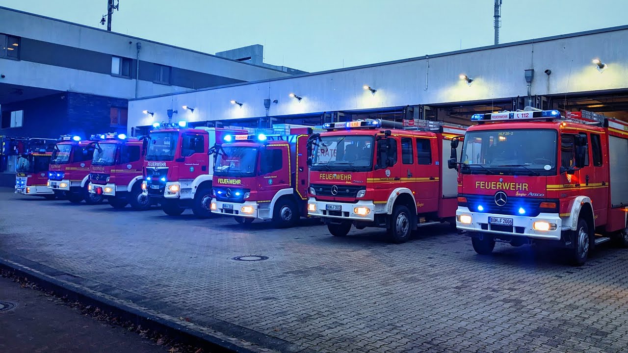 Feuerwache Bocholt mit Fahrzeug-Parade
