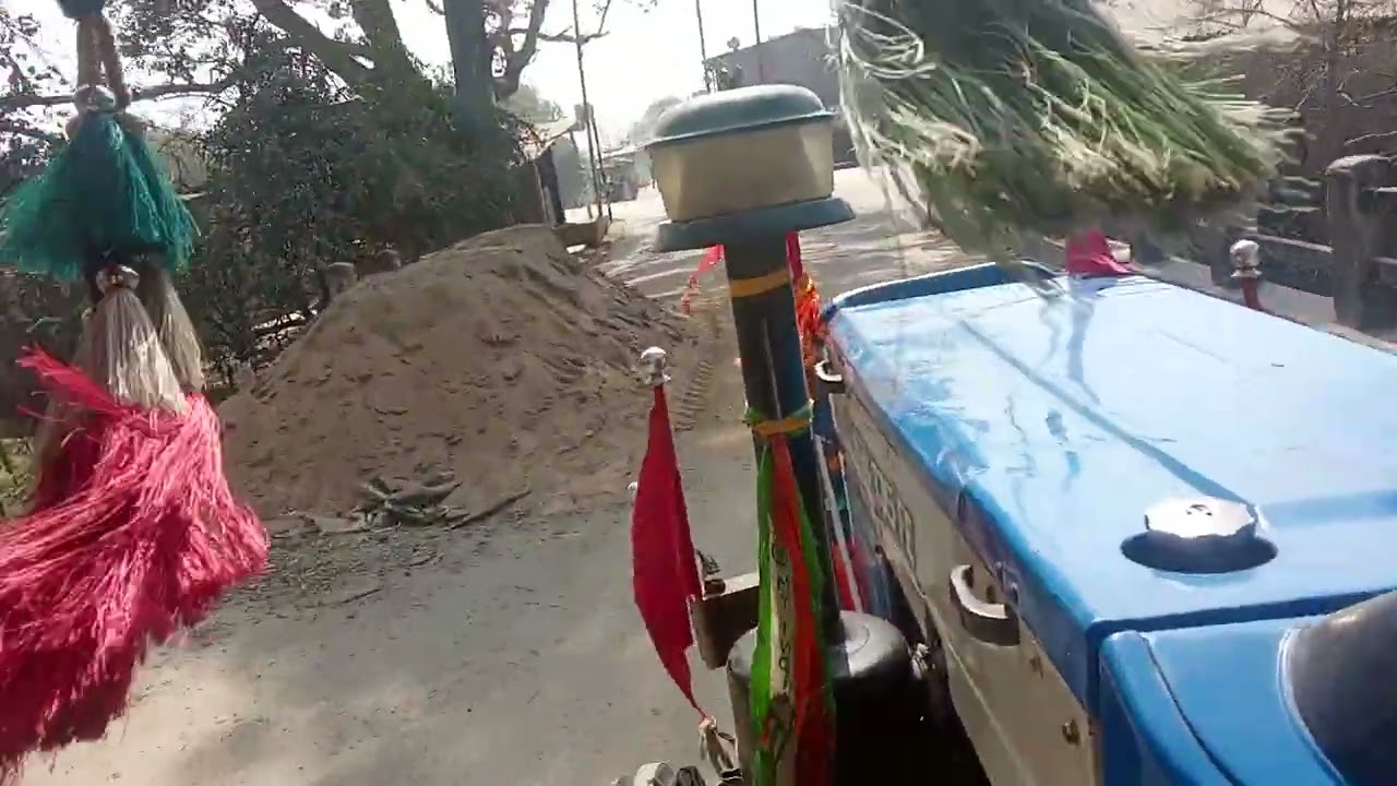 ट्रैक्टर में माटी लोडग