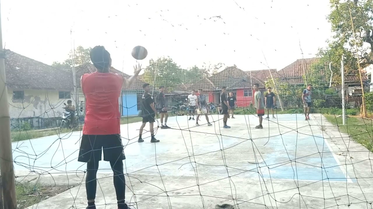 TERBARU .INTIP LATIHAN KETUA VOLIMANIA JABAR MAJLAEGKA.YG BAJU MERAH DENGN CIRI KHAS ZUMPING SUTNYA