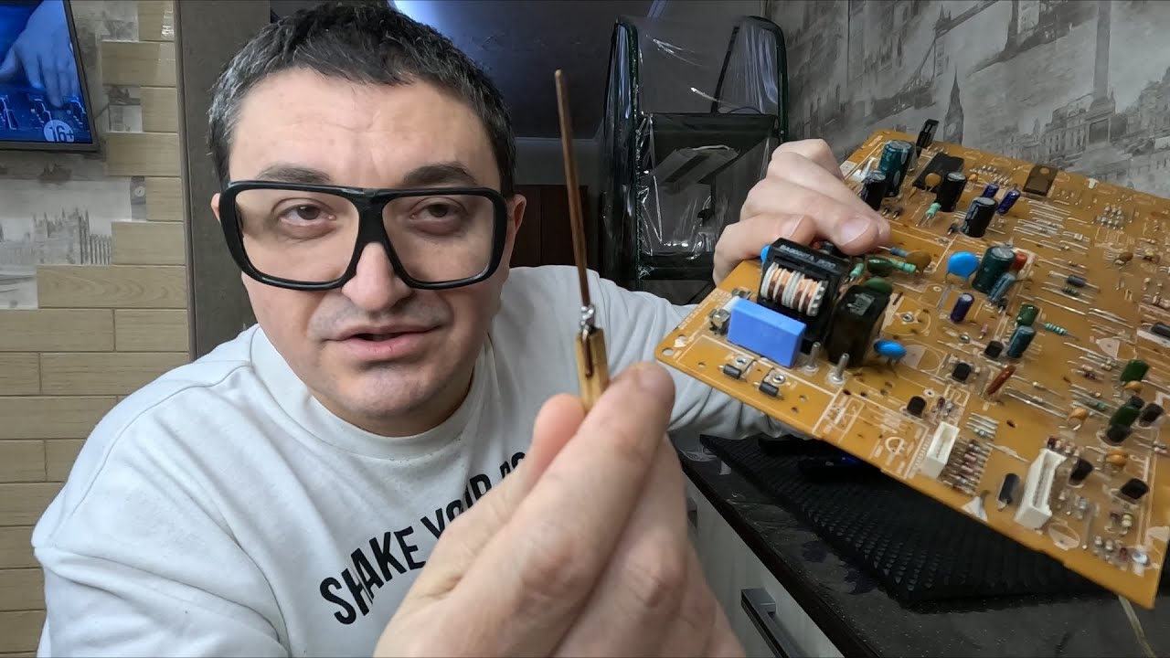 Начинающий радиолюбитель знает и ещё 1 подписчик. Как отпаять разъём. Открыл тайну усиков из меди.