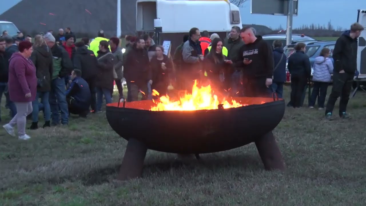 PUNKTum Mahnfeuer im Gewerbegebiet Siersleben