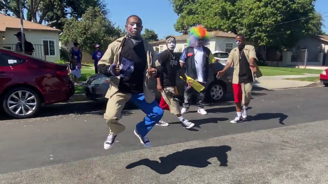 THEY REALLY KEEPS THE PARTY JUMPING I FOLLOW @TOMMYTHECLOWN