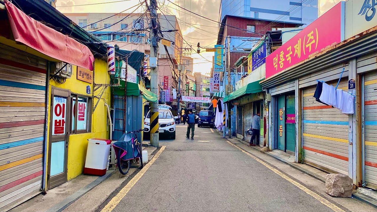 Прогулка по очень старой аллее возле станции Dongdaemun в Сеуле
