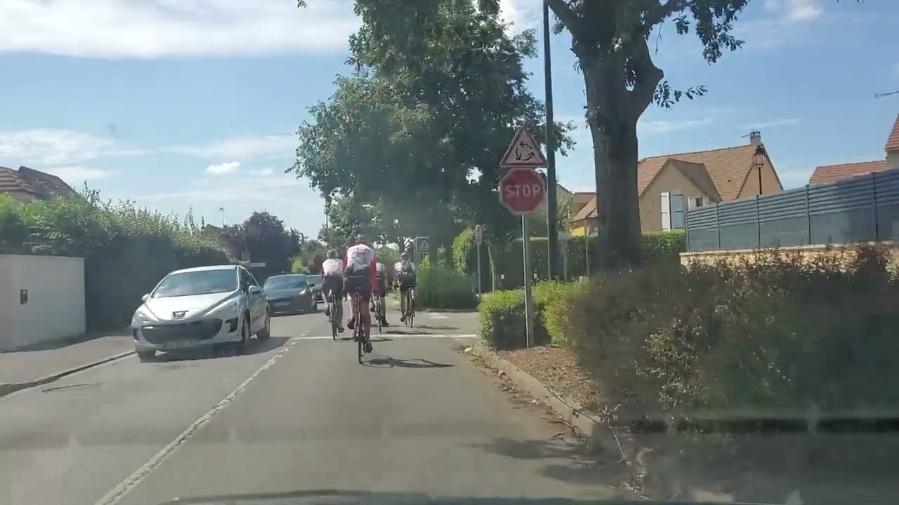 France :  Prise de vue conducteur voiture de Cergy vers Fontenay le Fleury.