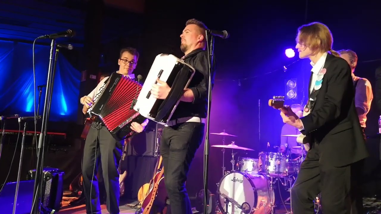 Komiat feat Aki Metsälä(Ex-miehet) -säkkijärvenpolkka 2022