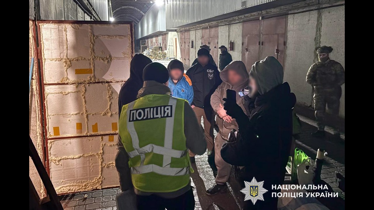 На Хмельниччині правоохоронці викрили ОЗГ,члени якої займались виготовленям і збутом наркотиків