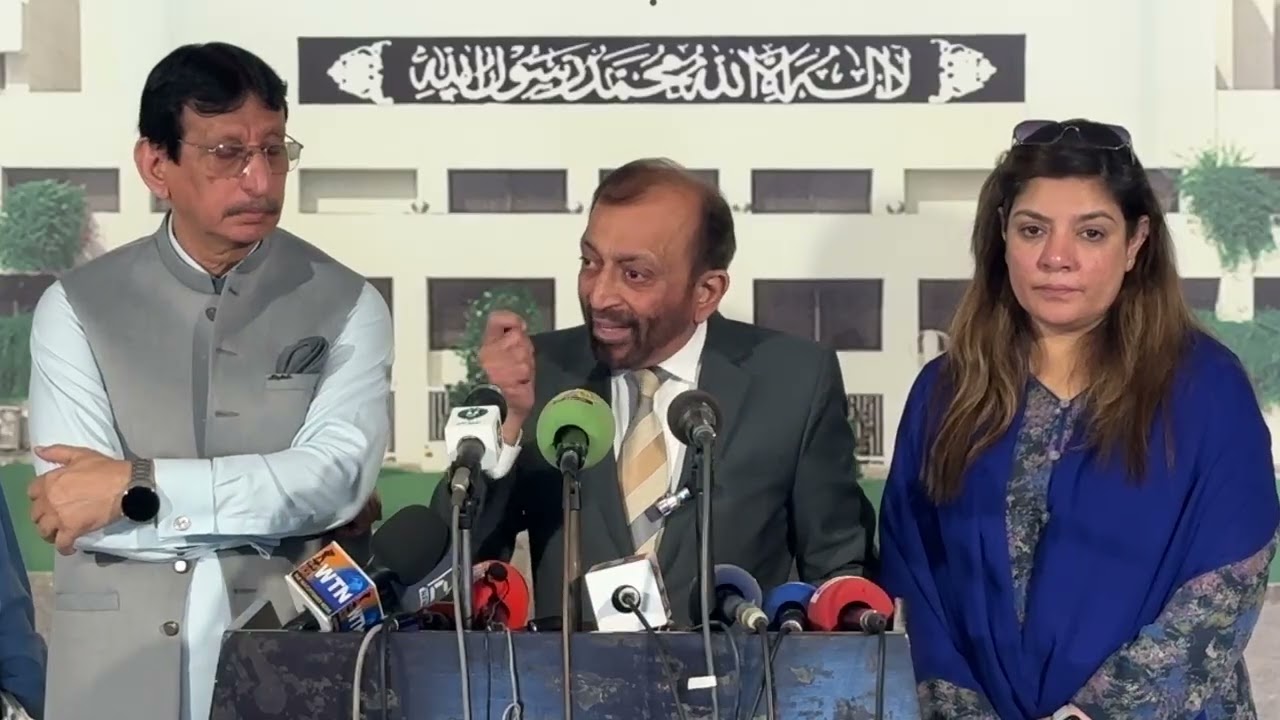 ڈاکٹر فاروق ستار نے کہا ہے کہ حکومت نے مشورہ کیے بغیر پیٹرولیم کی قیمتوں میں اضافہ کیا، 