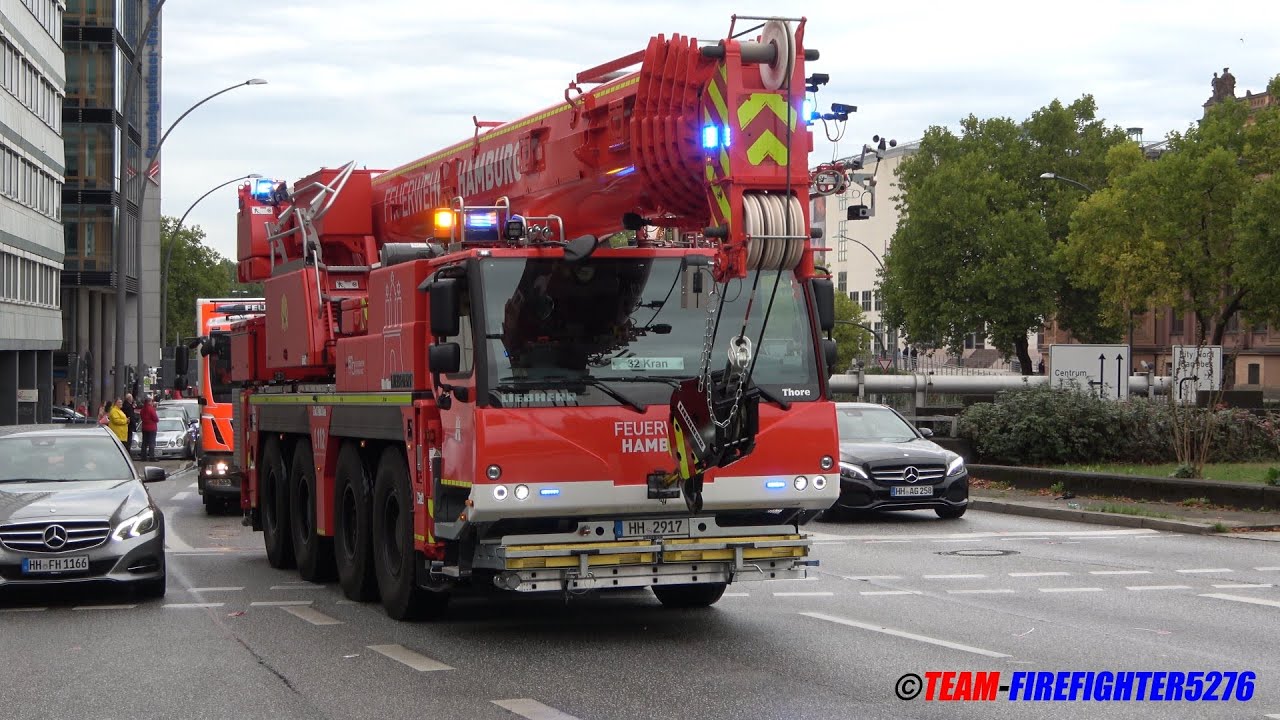 [150 Jahre Feuerwehr Hamburg] Riesiger Fahrzeugkorso rollt mit Blaulicht durch die Hamburger City