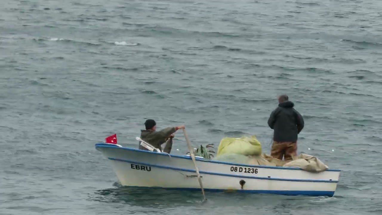 Kemalpaşa'da balık avı ve arka tarafta Batum