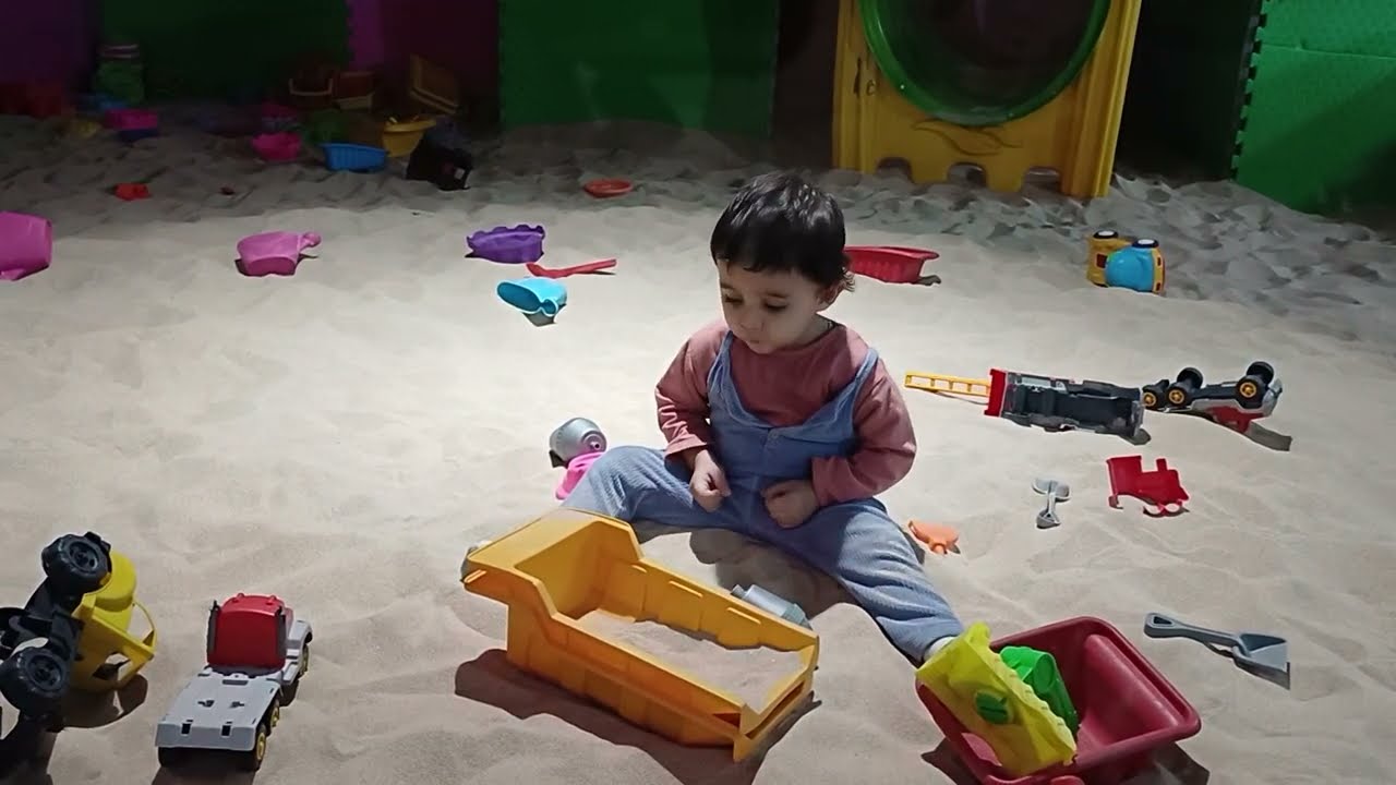 Kum parkına gittik🛝⏳️😍Somer kum parkında çok güzel oynadı😍 #oyunparkı #keşfet #araba #oyunvideoları 