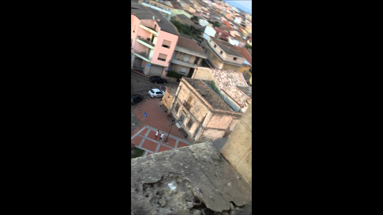 Alessandro Piano Barredda suonare le campane nel campanile di Assemini
