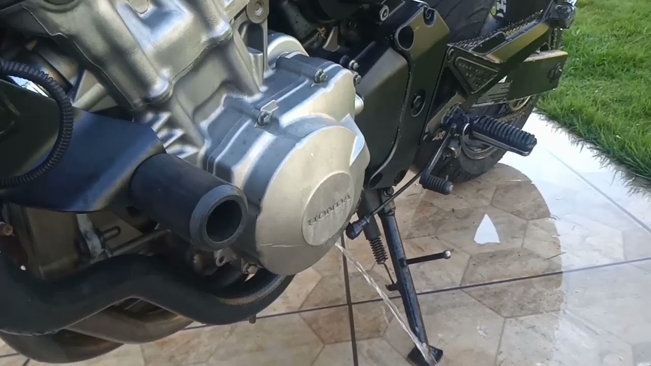 troca do líquido de arrefecimento do  radiador da Hornet carburada