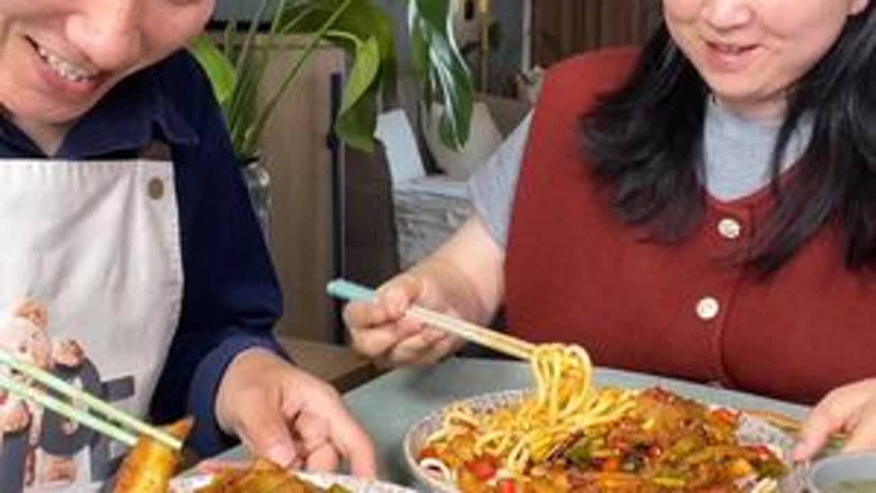 给勤快的老公做他喜欢吃的饭 今天的爆肚面也太好吃了#爱生活爱美食 #我的厨房日记