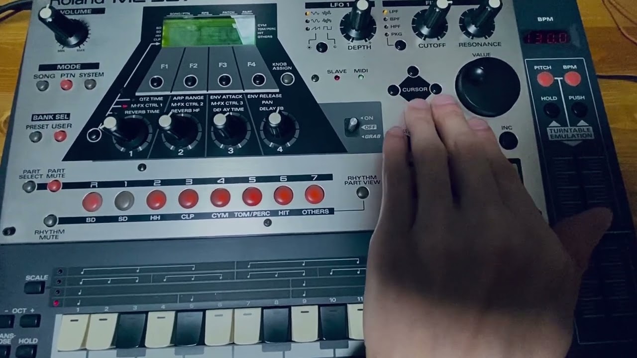 Roland MC-307 piano house truck