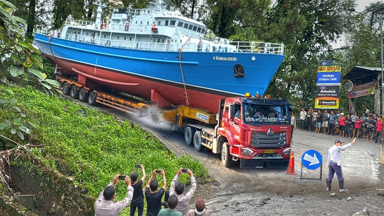 GEMPAR !!! MOMEN LANGKA HARI INI, Sitinjau Lauik Kedatangan Truk Trailer Muatan Kapal Milik Sultan