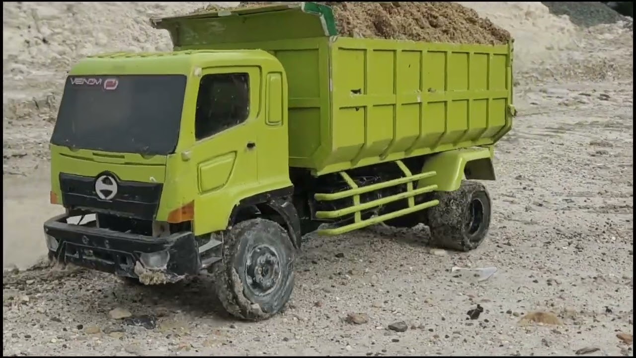 Truk oleng lewat jalan extrim