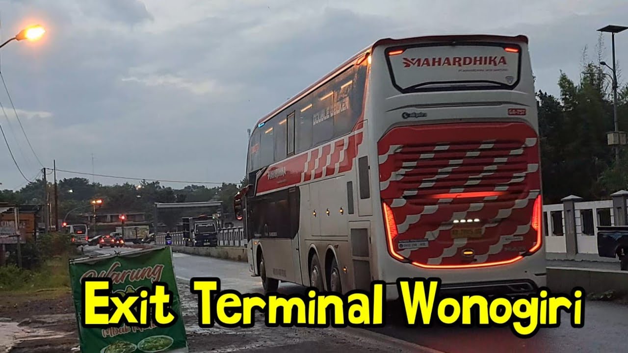 Bus AKAP Premium Exit Angkatan Sore  di Terminal Wonogiri