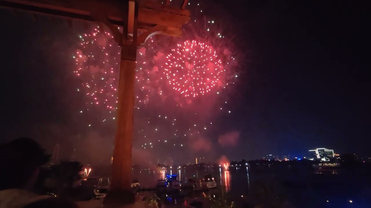 Firecrackers, reflections, fresh beginnings 🎇 Dubai Creek lighting up the New Year #dubaifireworks 