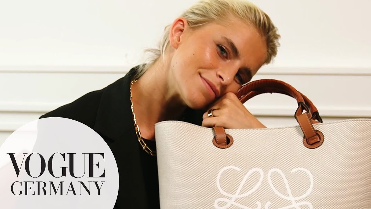 Caro Daur öffnet ihre Handtasche ‒ mit To-go-Becher & Schlaf-Tracker | In The Bag | VOGUE Germany