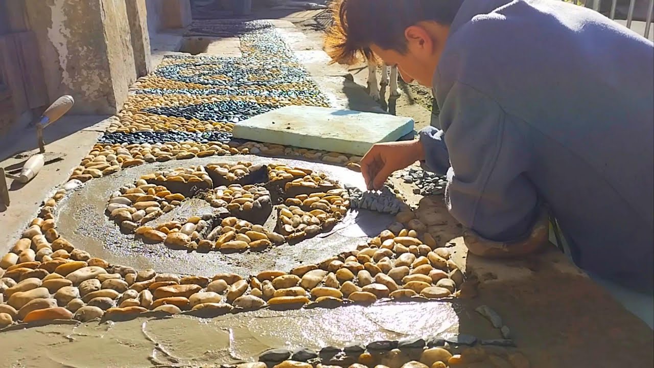 TECHNIQUE DE RESTAURATION D'UN TROTTOIR EN GALETS TRES ANCIEN