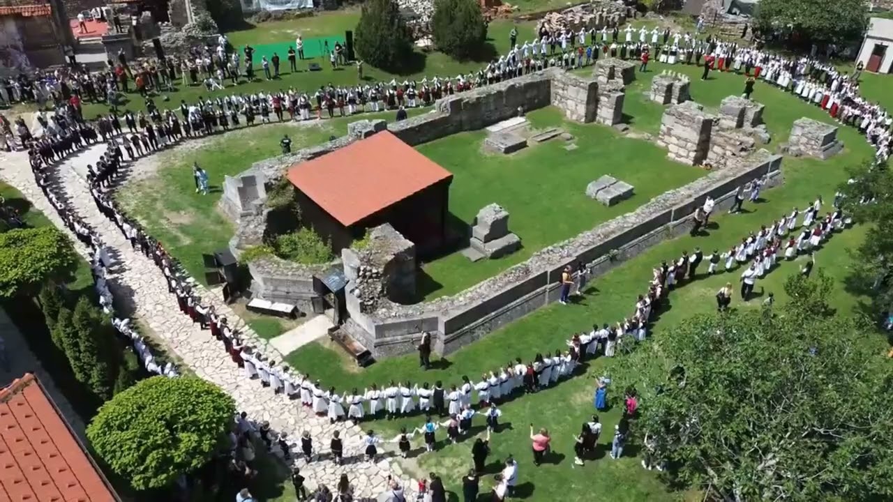 Decija smotra folklora - Oro se vije kraj manastira - sv  Arhangeli Prizren